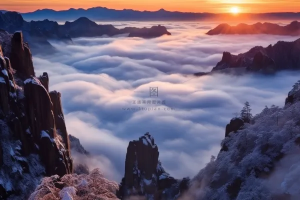 冬季高山云层日出雪景摄影图