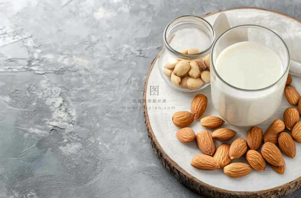 营养美味早餐杏仁牛奶摄影图