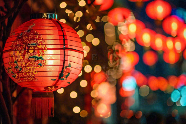 新春新年街上红灯笼热闹节日庆祝摄影图