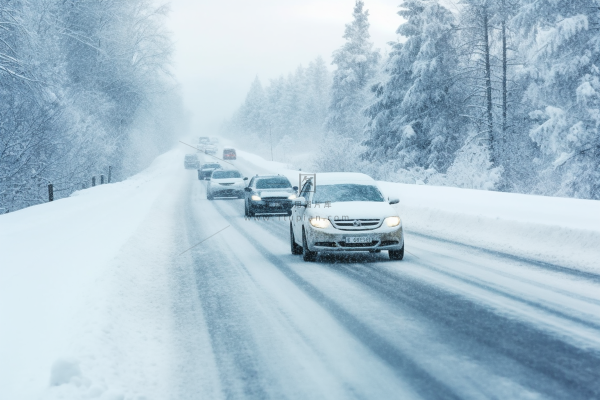 下雪天道路行驶的汽车大雪摄影图
