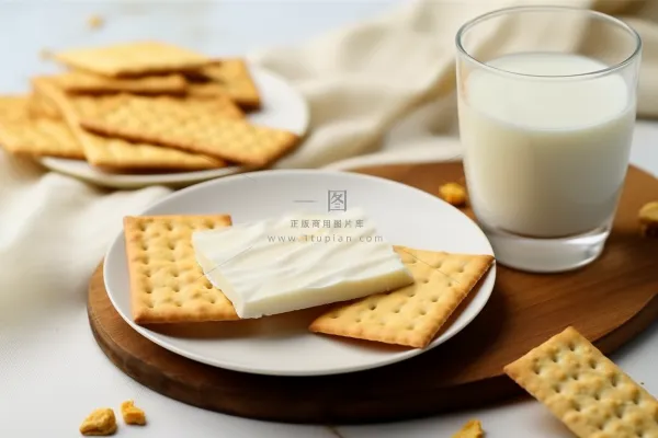 营养早餐苏打饼牛奶坚果摄影图