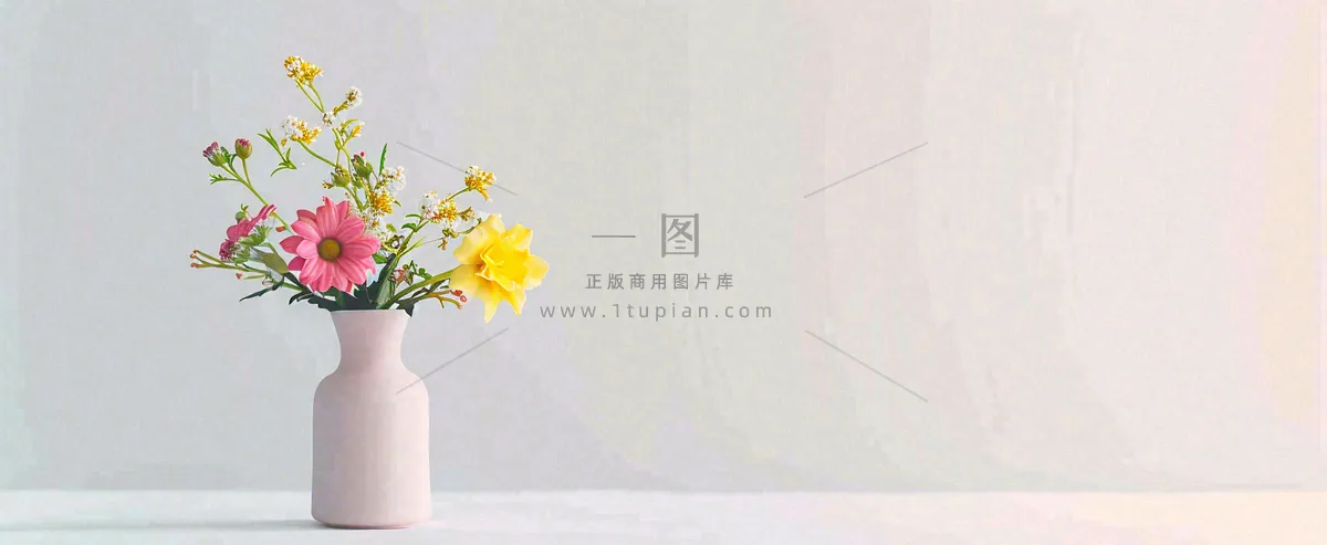 桌面花瓶花束简约情人节花束室内装饰摄影图