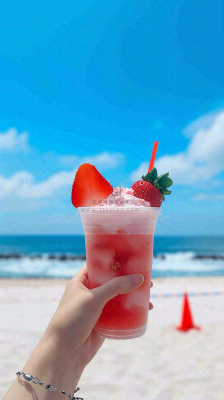 夏天阳光蓝天白云草莓饮料饮品果汁，清新摄影图