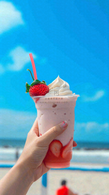 夏天阳光蓝天白云草莓饮料饮品果汁，清新摄影图
