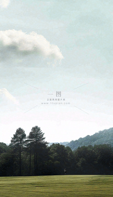 天空白云下的草坪放风筝，简约踏青春天摄影图