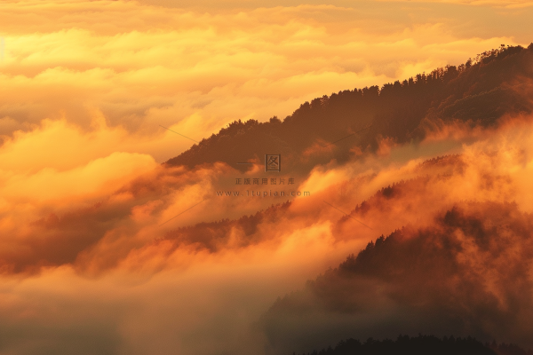 清晨日出朝霞云层摄影图