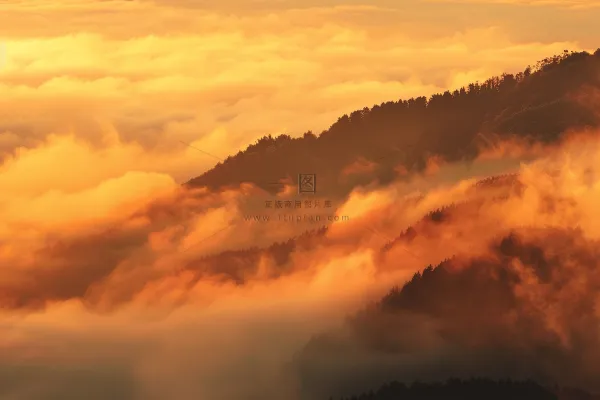 清晨日出朝霞云层摄影图