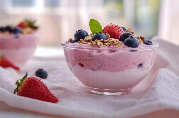水果燕麦酸奶草莓蓝莓食物饮品摄影图