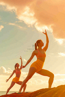 落日海边户外瑜伽健身运动训练，身心健康静心调理摄影图