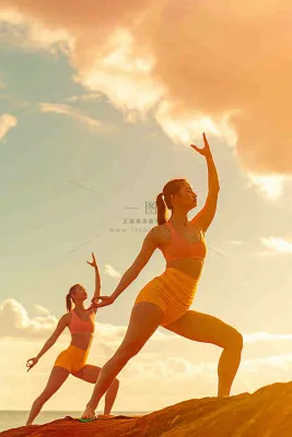 落日海边户外瑜伽健身运动训练，身心健康静心调理摄影图