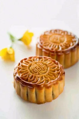 精美月饼中秋美食小清新鲜花装盘摄影图