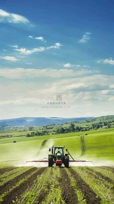 农田庄稼里耕种的机器农忙劳动节摄影图