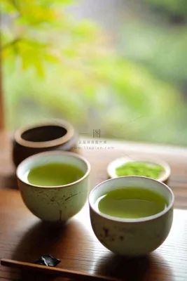 绿茶瓷器茶杯品茶摄影图