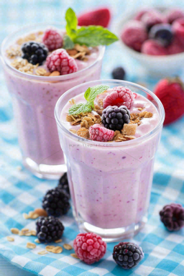 夏日饮品酸奶莓果美食摄影图