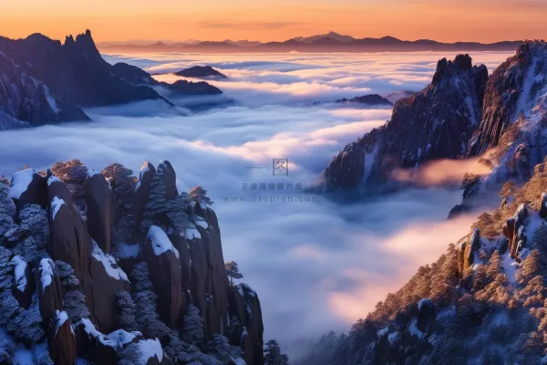 冬季高山云层日出雪景摄影图