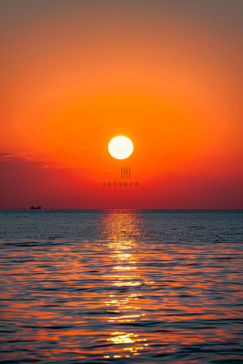 海上清晨日出朝霞云层摄影图