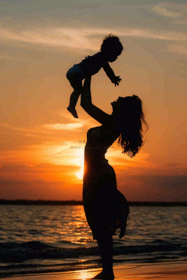 母亲节晚霞妈妈抱孩子温馨摄影图