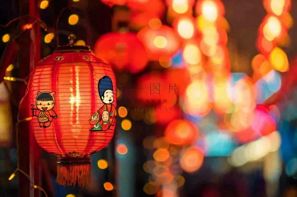 新春新年街上红灯笼热闹节日庆祝摄影图