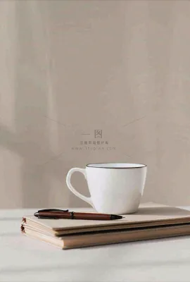 书本课本上的咖啡饮料教师节唯美摄影图