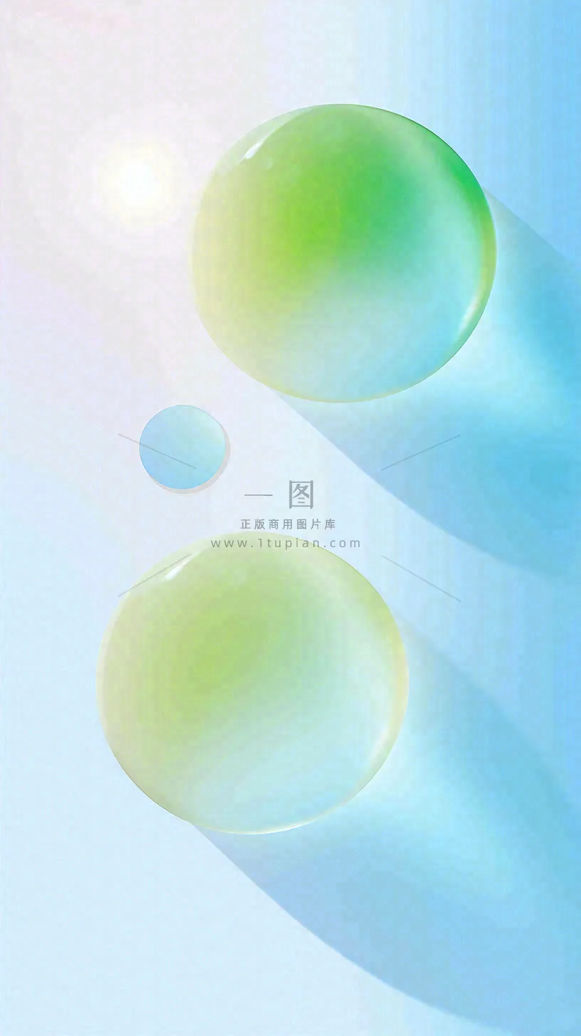 清新渐变背景前的彩色圆球，时尚