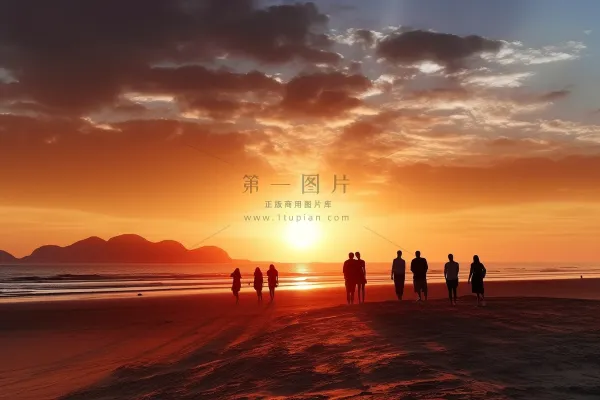 夕阳落日海洋沙滩玩耍的人晚霞美景摄影图