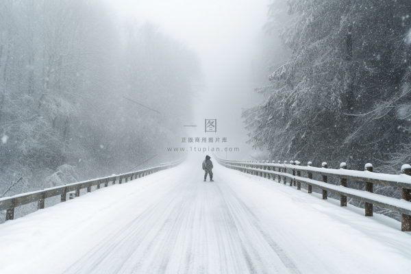 冬天雪景公路行走的人摄影图