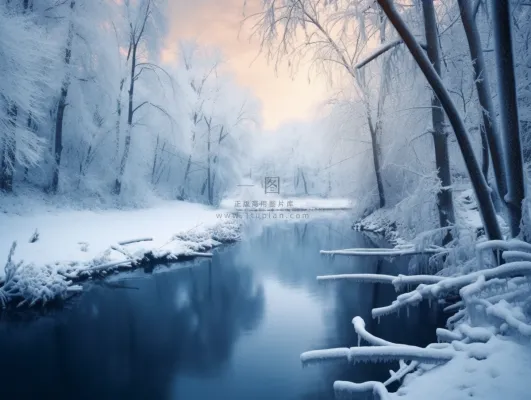 冬季雪山深处河流白雪覆盖的森林摄影图