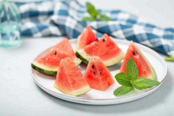 夏至西瓜蓝格子布小清新风格唯美大暑小暑处暑摄影图