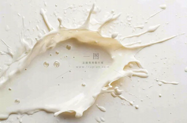 白色的牛奶飞溅摄影图