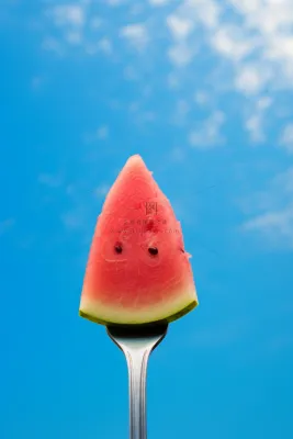 叉子西瓜美食清爽天空蓝色背景
