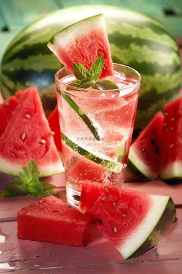 冰镇西瓜汽水夏日冰饮摄影图