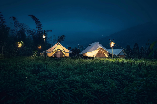 野外露营星空夜晚山顶的帐篷摄影图