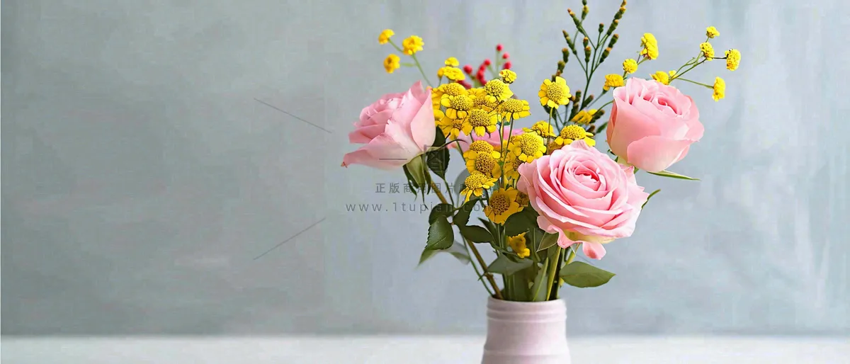 简约的墙面前有一瓶鲜花花束绿植,鲜艳清新新鲜室内装饰摄影图