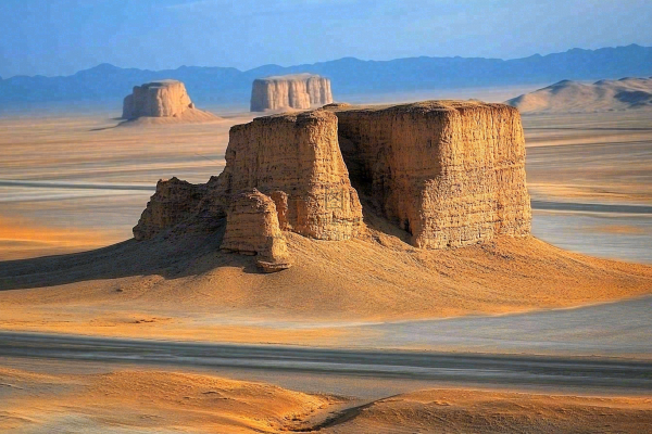 沙漠敦煌雅丹地貌黄土沙丘大漠风光摄影图
