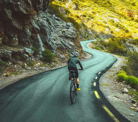 骑自行车登山车热血体育运动，山地自行车比赛户外极限摄影图