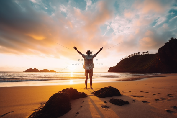 海边夕阳下的人拥抱大自然摄影图