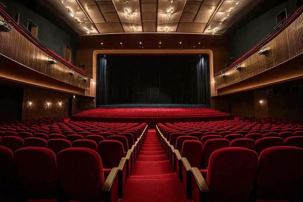 豪华电影院观影场景摄影图