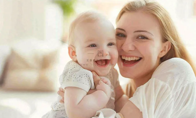 妈妈抱着孩子宠爱母亲节摄影图